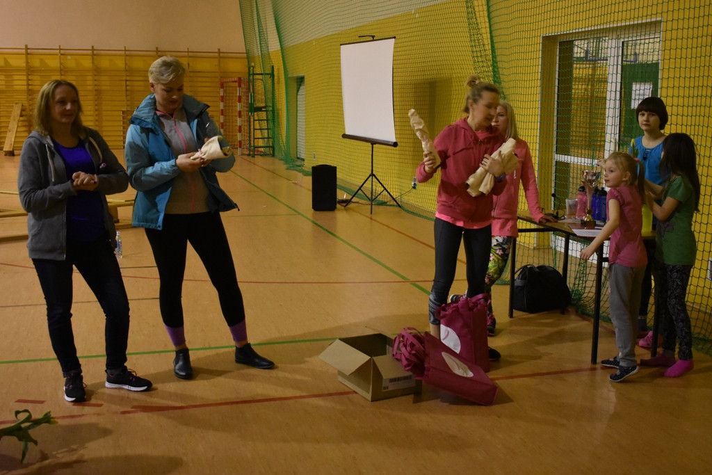 Sportowy Dzień Kobiet odbył się w Fałkowie [wideo, zdjęcia]
