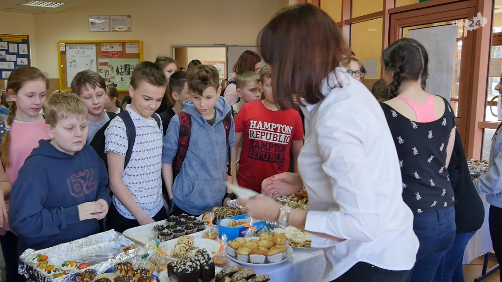 Kiermasz Wielkanocny na rzecz Uli. Tak pomaga szkolna społeczność! [wideo, zdjęcia]