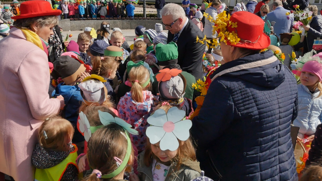 Kolorowe powitanie wiosennej pogody w Końskich [wideo, zdjęcia]