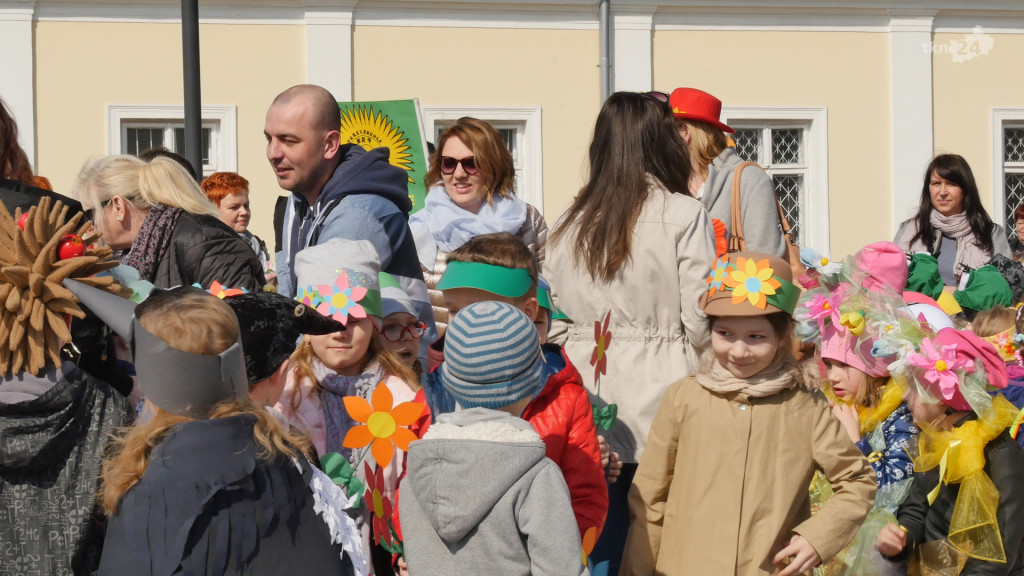 Kolorowe powitanie wiosennej pogody w Końskich [wideo, zdjęcia]