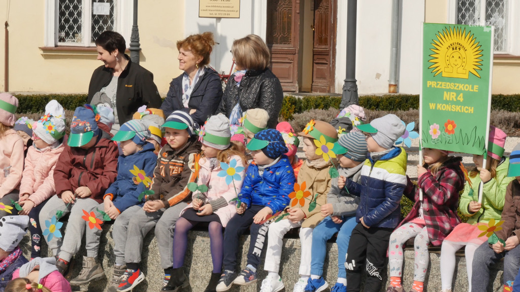 Kolorowe powitanie wiosennej pogody w Końskich [wideo, zdjęcia]