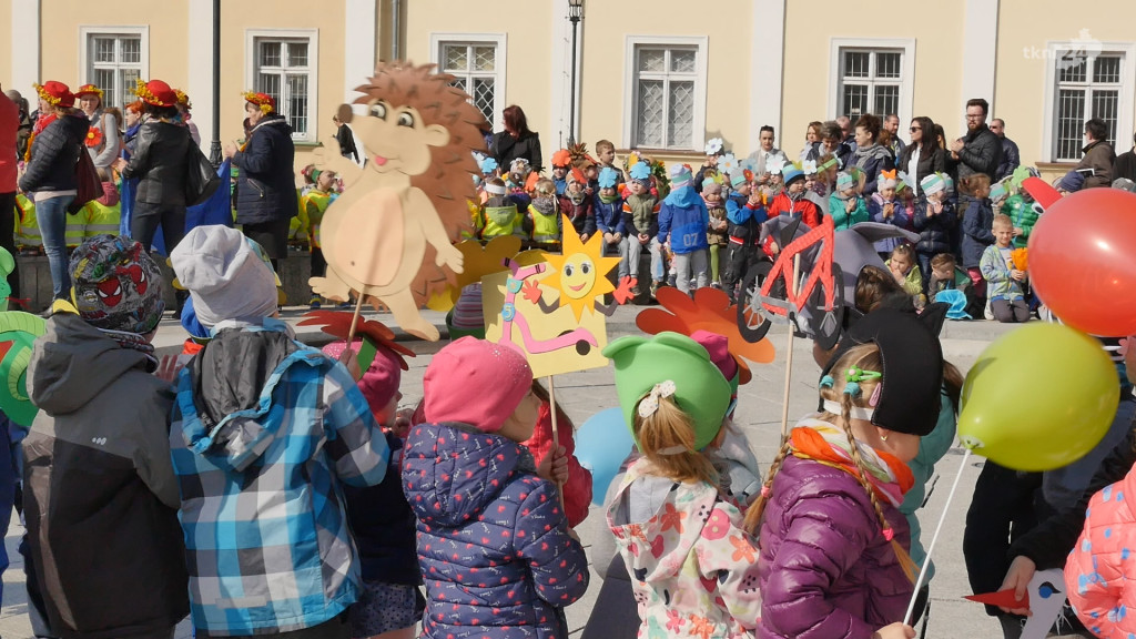 Kolorowe powitanie wiosennej pogody w Końskich [wideo, zdjęcia]