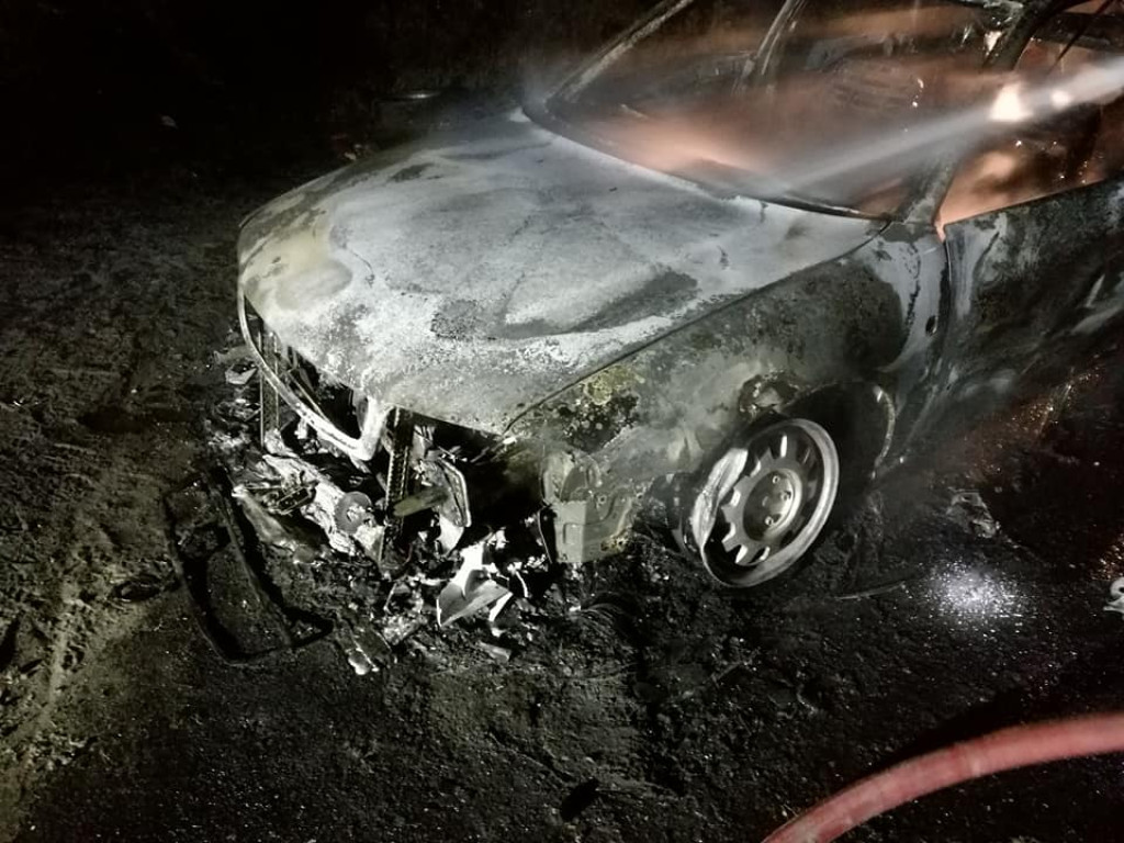 Pożar Audi w gminie Stąporków [zdjęcia]