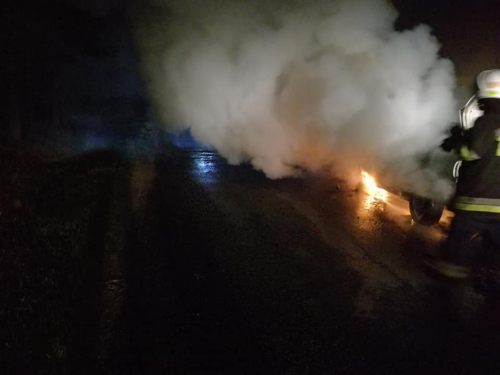 Pożar Audi w gminie Stąporków [zdjęcia]
