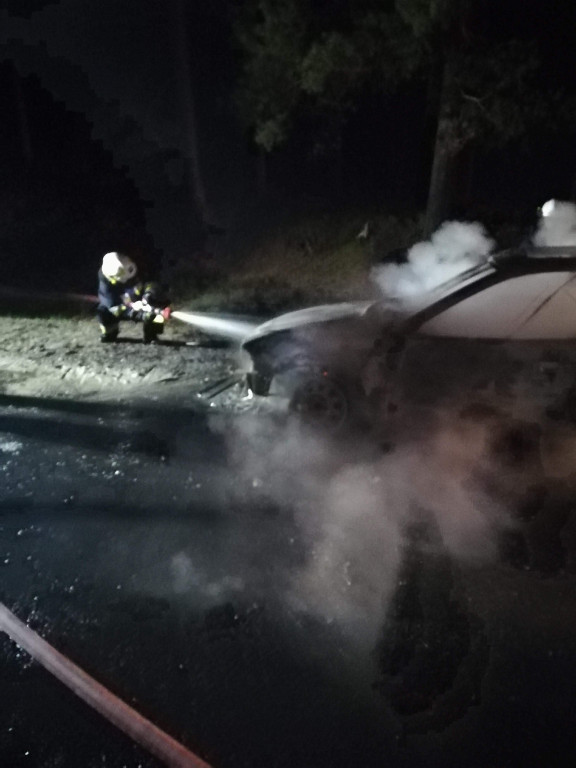 Pożar Audi w gminie Stąporków [zdjęcia]