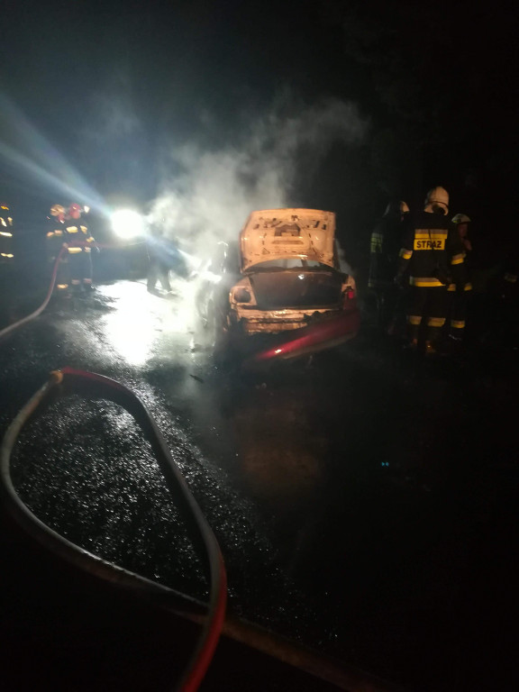 Pożar Audi w gminie Stąporków [zdjęcia]