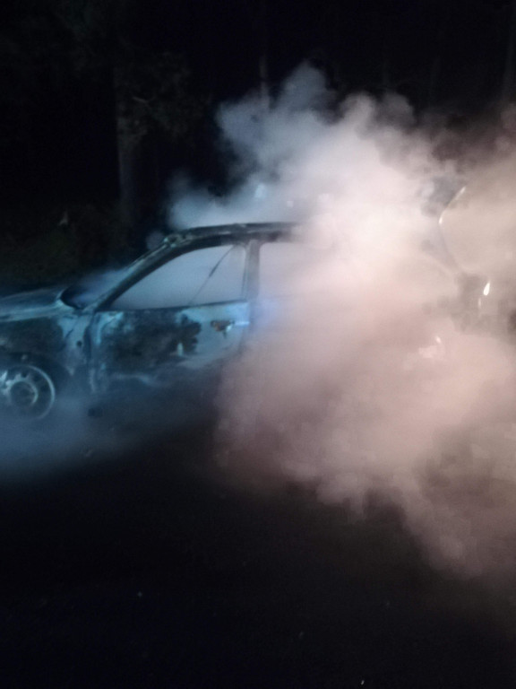 Pożar Audi w gminie Stąporków [zdjęcia]