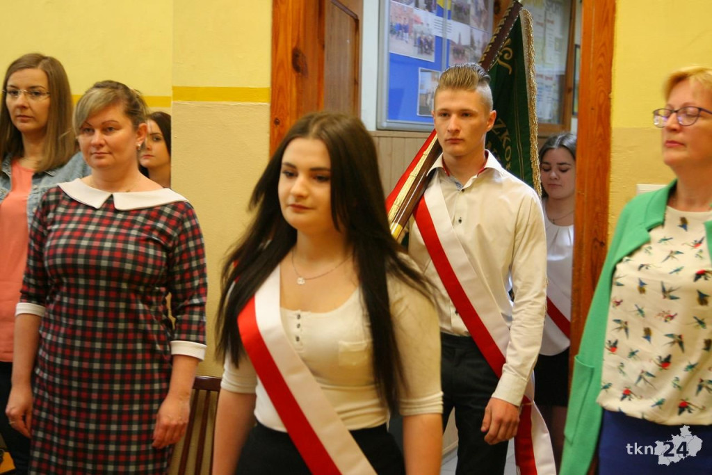 Absolwenci szkół średnich opanowali Końskie. W piątek żegnali się ze szkołami! [wideo, zdjęcia]