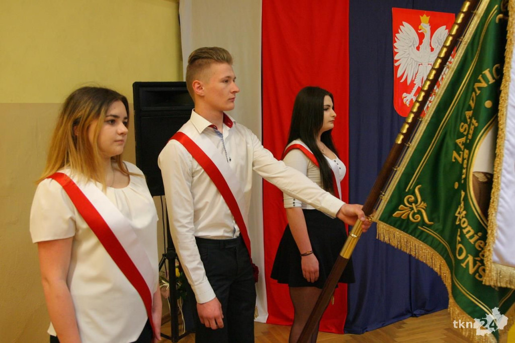 Absolwenci szkół średnich opanowali Końskie. W piątek żegnali się ze szkołami! [wideo, zdjęcia]