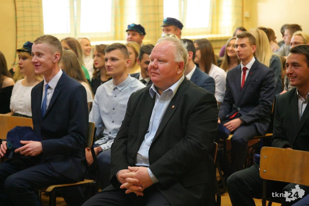 Absolwenci szkół średnich opanowali Końskie. W piątek żegnali się ze szkołami! [wideo, zdjęcia]