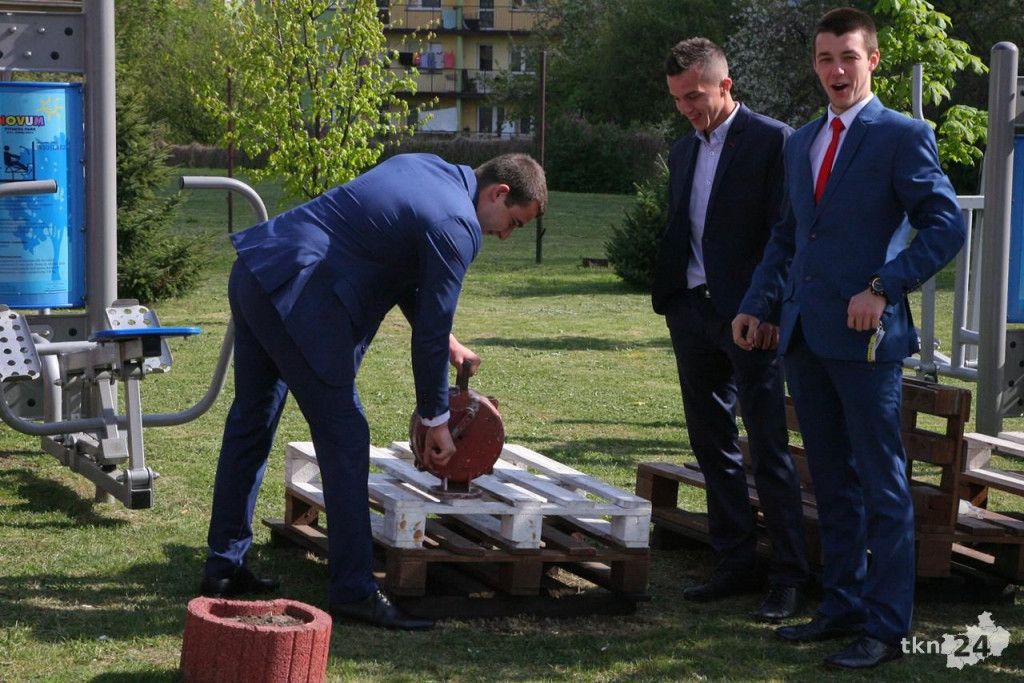 Absolwenci szkół średnich opanowali Końskie. W piątek żegnali się ze szkołami! [wideo, zdjęcia]