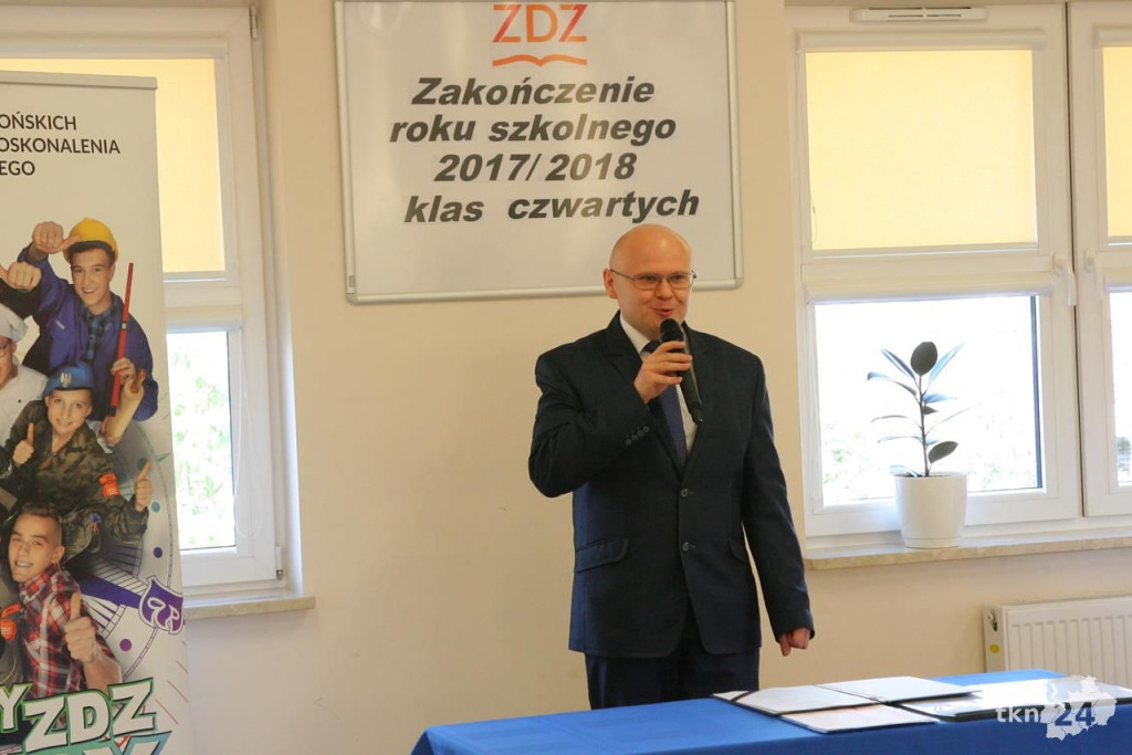 Absolwenci szkół średnich opanowali Końskie. W piątek żegnali się ze szkołami! [wideo, zdjęcia]