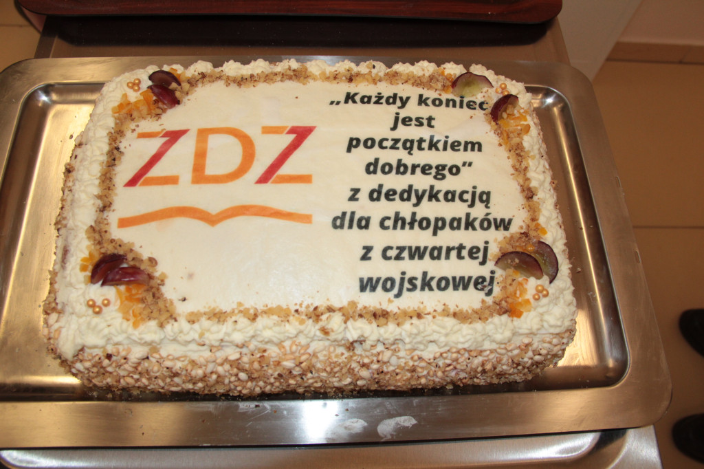 Absolwenci szkół średnich opanowali Końskie. W piątek żegnali się ze szkołami! [wideo, zdjęcia]