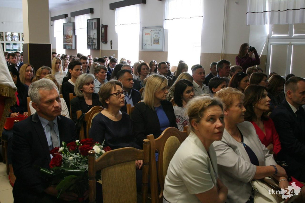 Absolwenci szkół średnich opanowali Końskie. W piątek żegnali się ze szkołami! [wideo, zdjęcia]