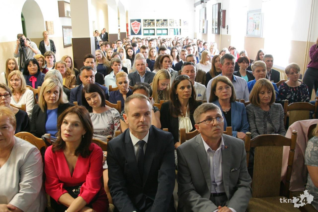Absolwenci szkół średnich opanowali Końskie. W piątek żegnali się ze szkołami! [wideo, zdjęcia]