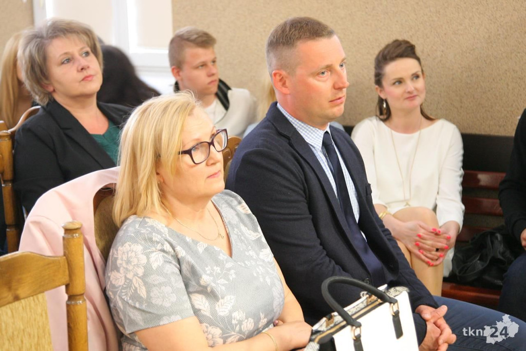Absolwenci szkół średnich opanowali Końskie. W piątek żegnali się ze szkołami! [wideo, zdjęcia]
