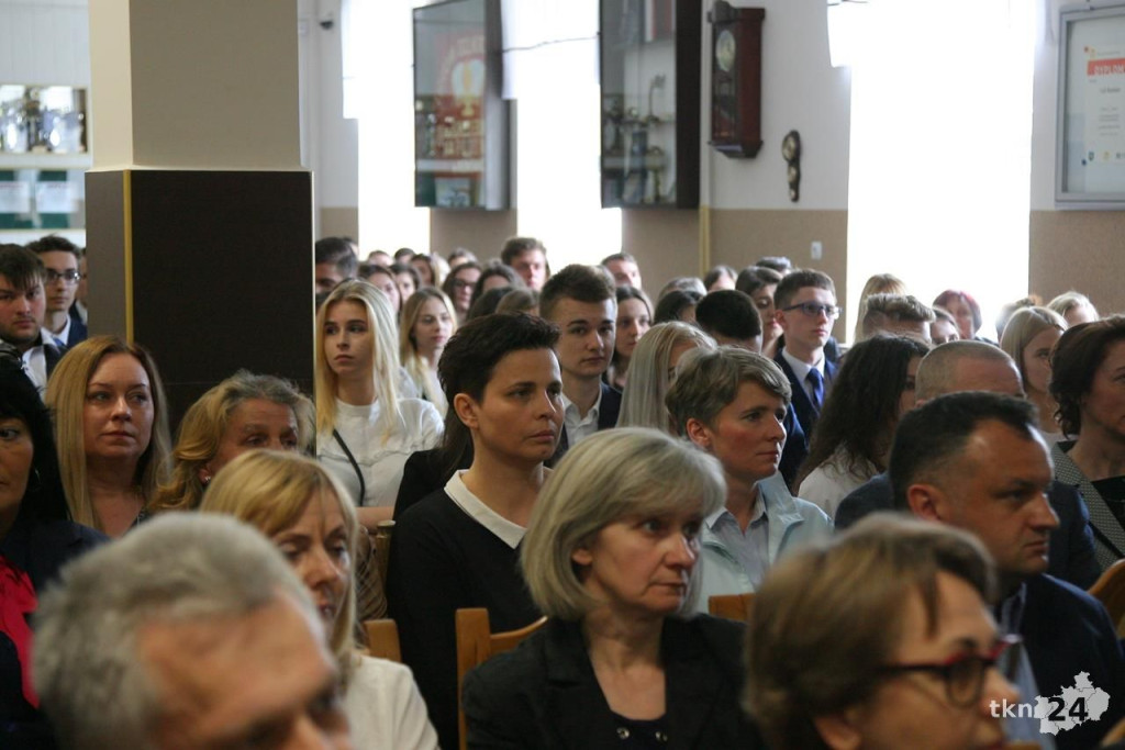 Absolwenci szkół średnich opanowali Końskie. W piątek żegnali się ze szkołami! [wideo, zdjęcia]
