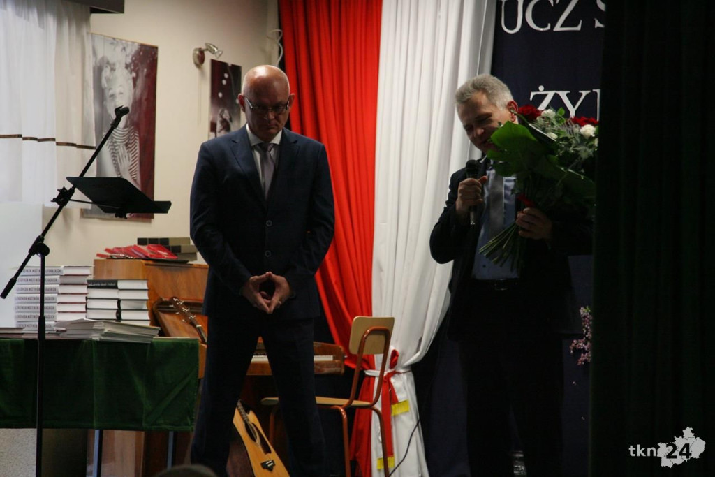 Absolwenci szkół średnich opanowali Końskie. W piątek żegnali się ze szkołami! [wideo, zdjęcia]