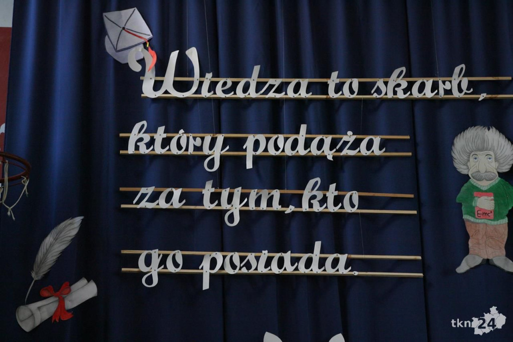 Absolwenci szkół średnich opanowali Końskie. W piątek żegnali się ze szkołami! [wideo, zdjęcia]
