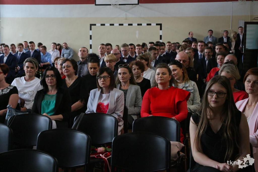 Absolwenci szkół średnich opanowali Końskie. W piątek żegnali się ze szkołami! [wideo, zdjęcia]
