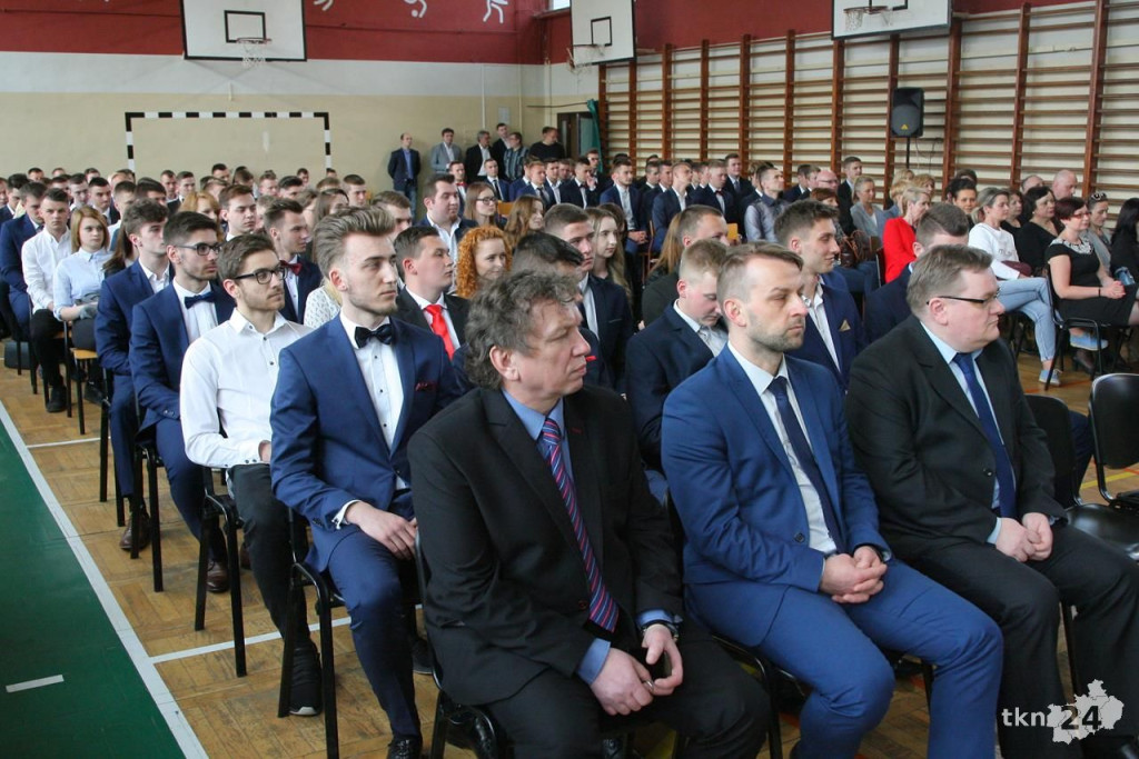 Absolwenci szkół średnich opanowali Końskie. W piątek żegnali się ze szkołami! [wideo, zdjęcia]