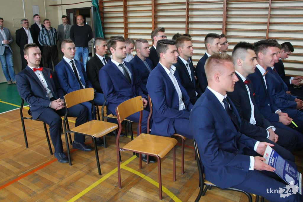 Absolwenci szkół średnich opanowali Końskie. W piątek żegnali się ze szkołami! [wideo, zdjęcia]