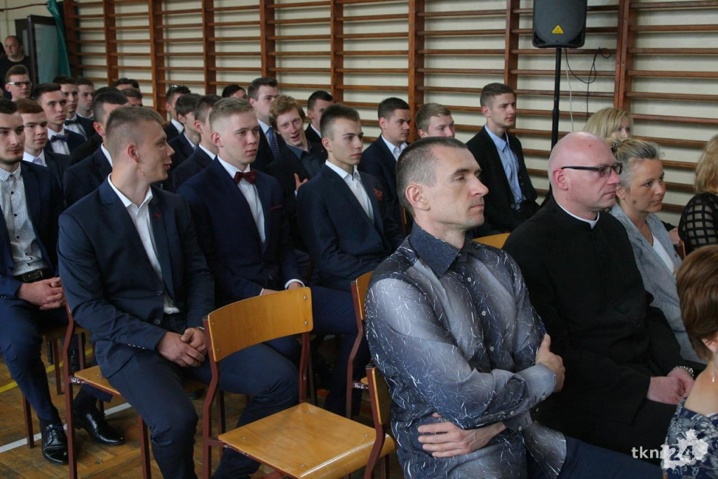 Absolwenci szkół średnich opanowali Końskie. W piątek żegnali się ze szkołami! [wideo, zdjęcia]