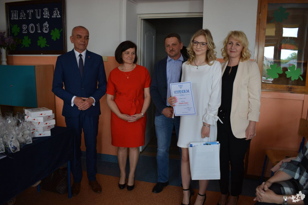 Absolwenci szkół średnich opanowali Końskie. W piątek żegnali się ze szkołami! [wideo, zdjęcia]