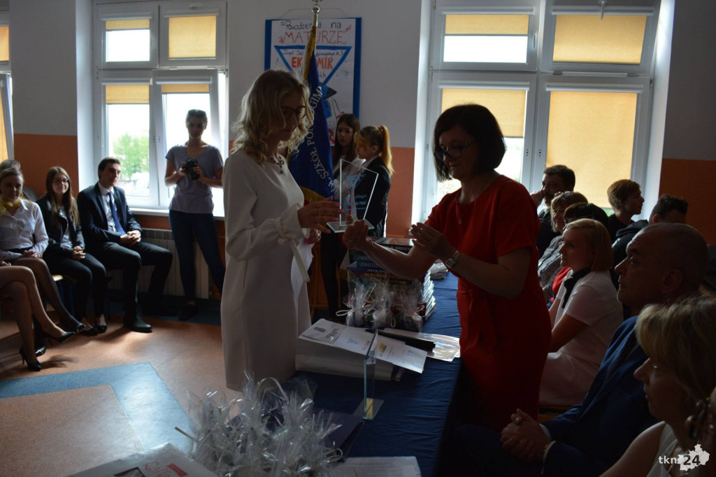 Absolwenci szkół średnich opanowali Końskie. W piątek żegnali się ze szkołami! [wideo, zdjęcia]