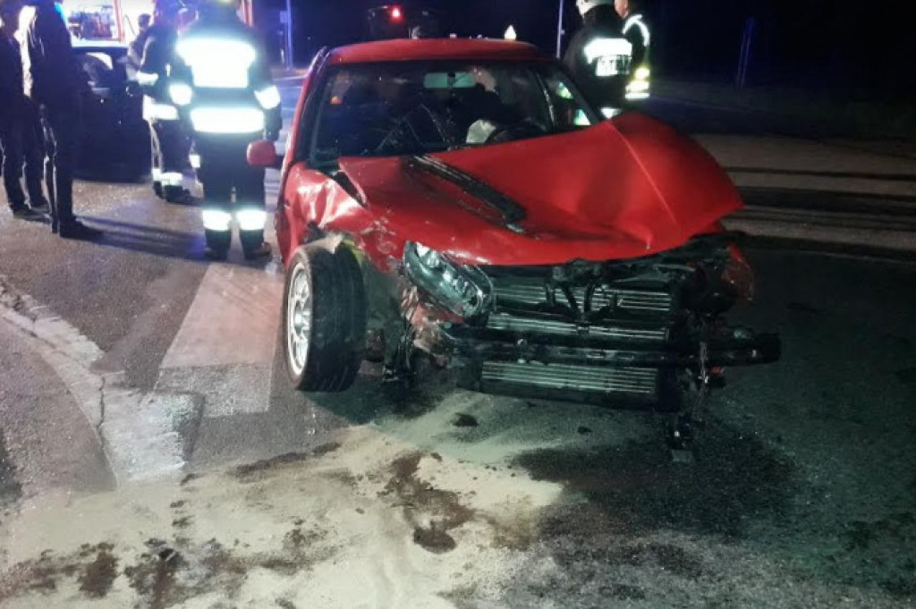 Groźna, nocna kolizja na krzyżówkach radoszyckich [zdjęcia]