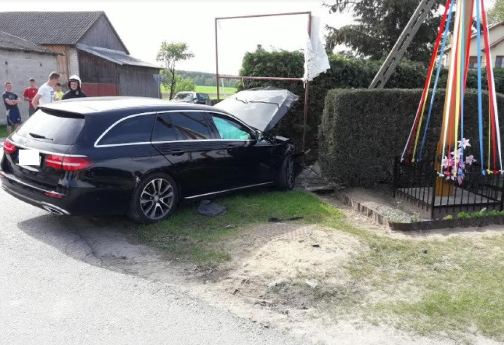 Lotnicze Pogotowie zabrało kierującą po wypadku w Kapałowie [zdjęcia]