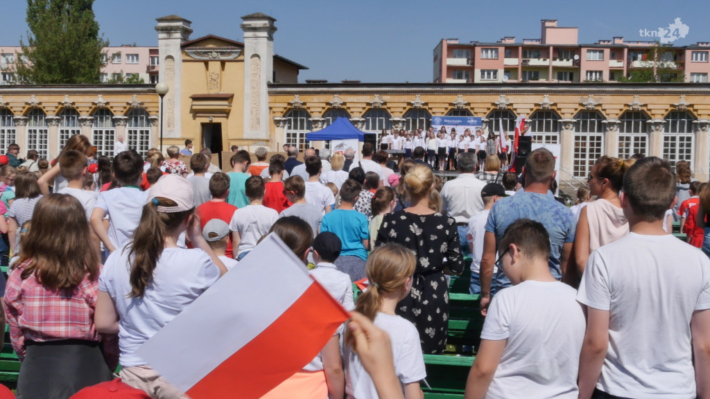 Dzieciaki z dwójki uczciły Święto Flagi RP! [wideo, zdjęcia]