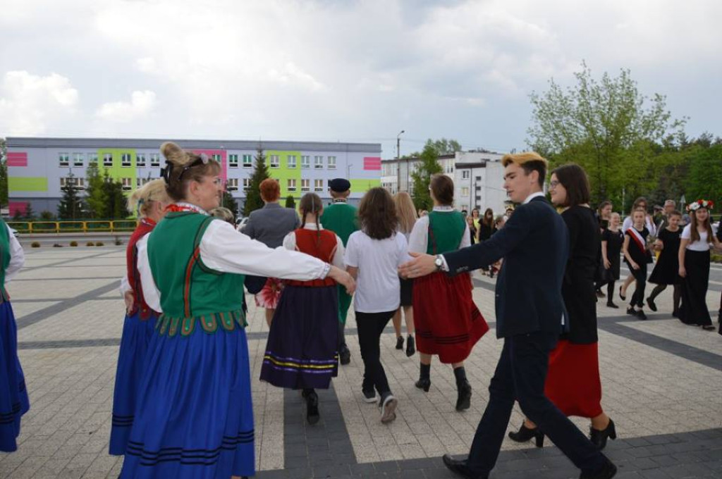 Polonezem na 50 par świętowali uchwalenie Konstytucji 3 Maja [zdjęcia]