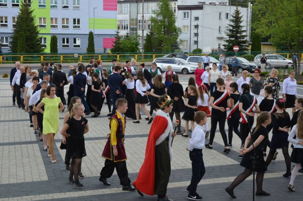 Polonezem na 50 par świętowali uchwalenie Konstytucji 3 Maja [zdjęcia]