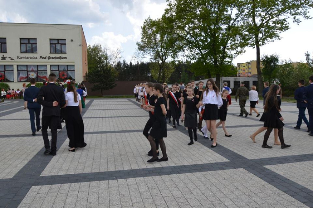 Polonezem na 50 par świętowali uchwalenie Konstytucji 3 Maja [zdjęcia]