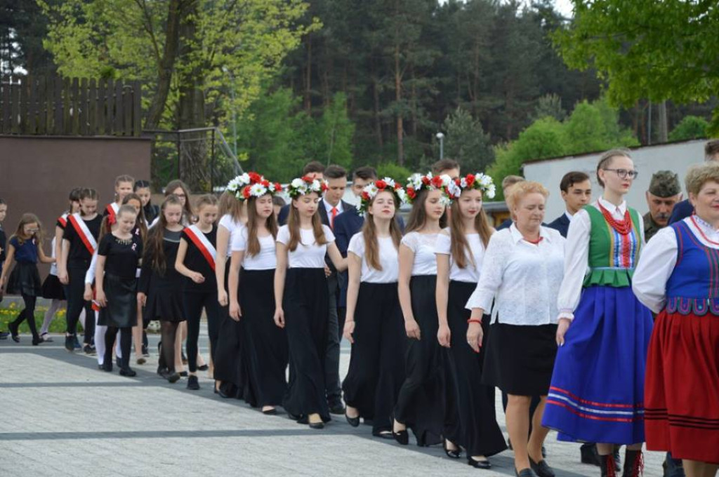 Polonezem na 50 par świętowali uchwalenie Konstytucji 3 Maja [zdjęcia]