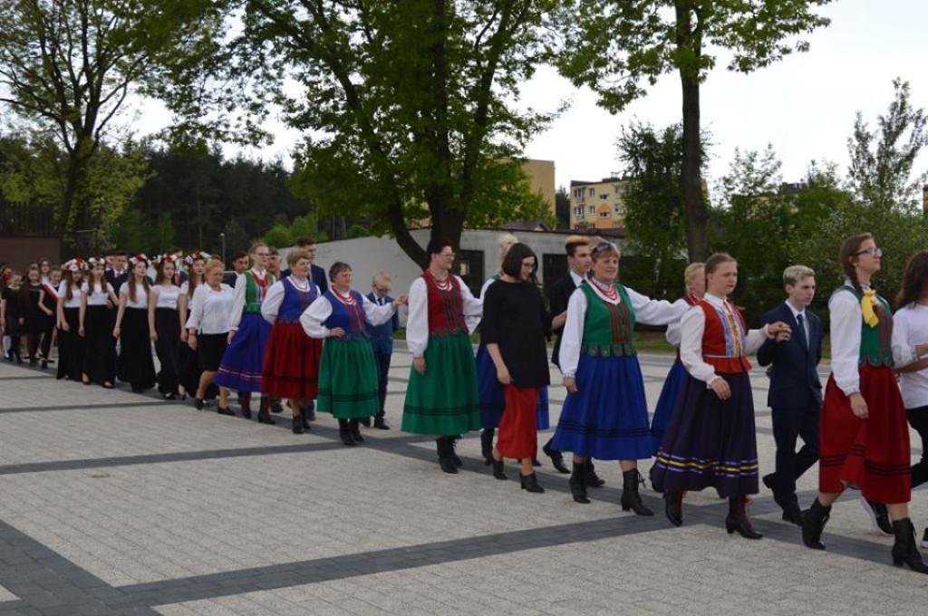Polonezem na 50 par świętowali uchwalenie Konstytucji 3 Maja [zdjęcia]