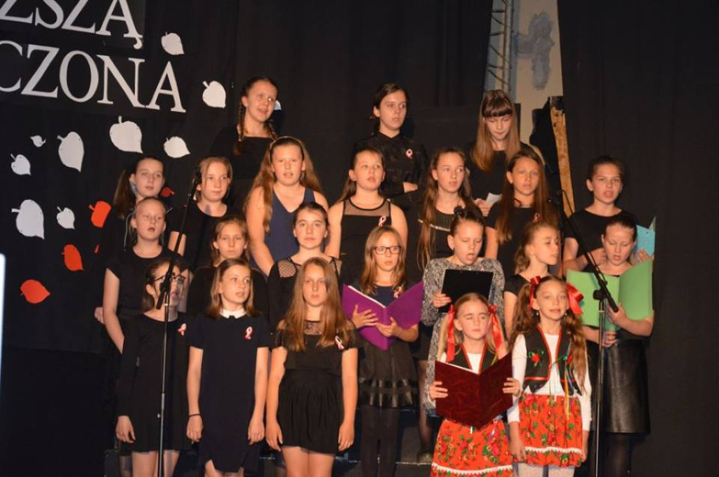 Polonezem na 50 par świętowali uchwalenie Konstytucji 3 Maja [zdjęcia]