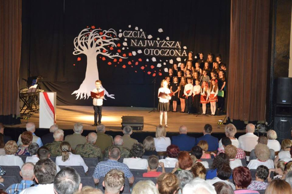 Polonezem na 50 par świętowali uchwalenie Konstytucji 3 Maja [zdjęcia]