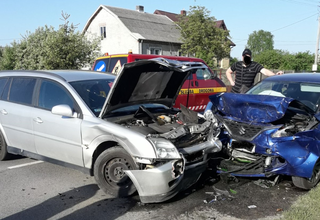 Zderzenie trzech aut w Pomorzanach. Jedna osoba ranna [zdjęcia]