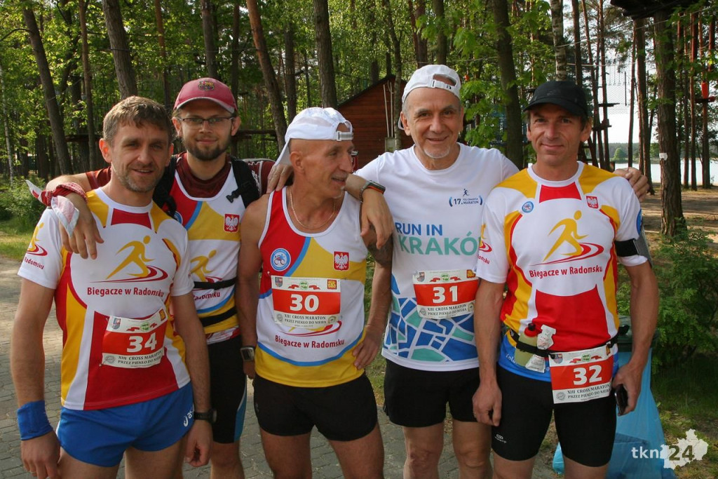 Biegacze i piechurzy walczą na trasie XIII Cross Maratonu [galeria zdjęć]
