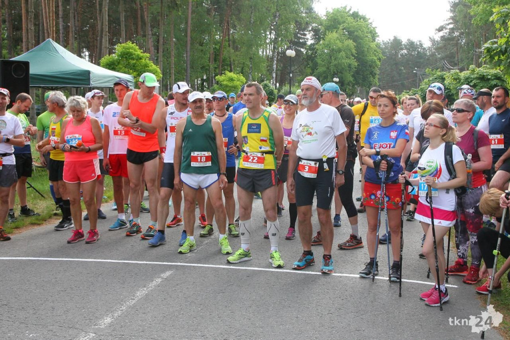 Biegacze i piechurzy walczą na trasie XIII Cross Maratonu [galeria zdjęć]