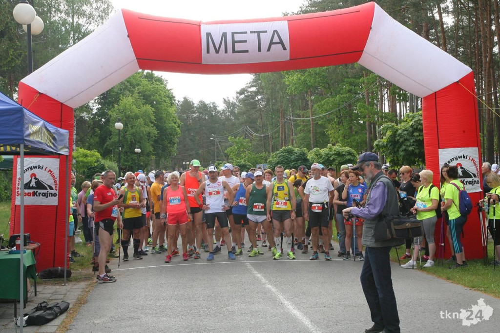 Biegacze i piechurzy walczą na trasie XIII Cross Maratonu [galeria zdjęć]