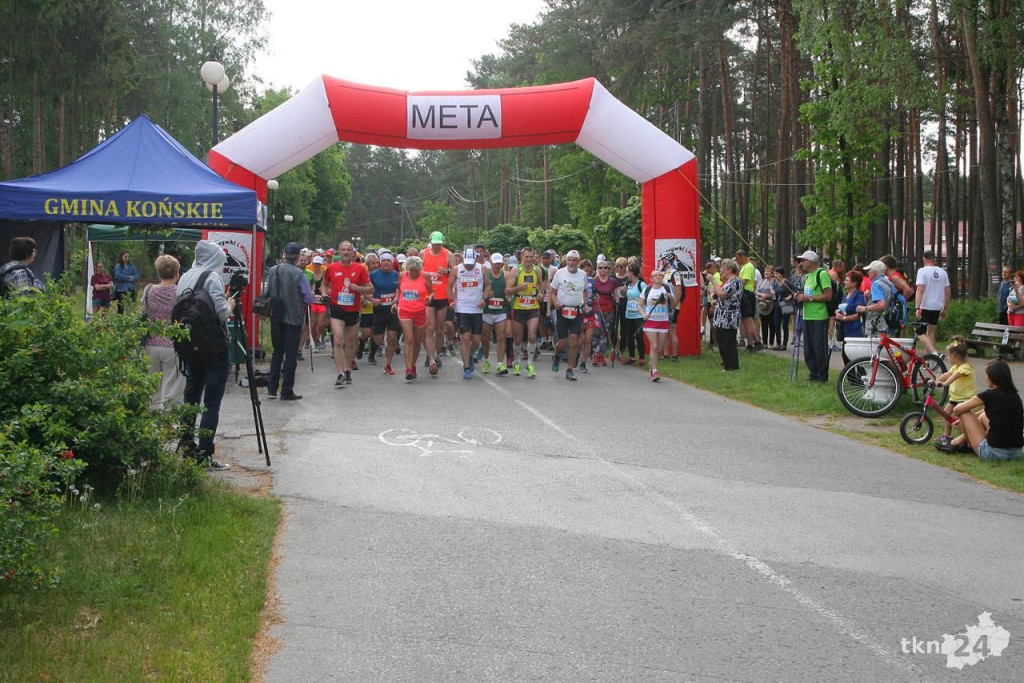 Biegacze i piechurzy walczą na trasie XIII Cross Maratonu [galeria zdjęć]
