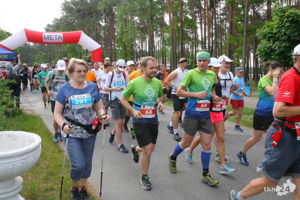 Biegacze i piechurzy walczą na trasie XIII Cross Maratonu [galeria zdjęć]