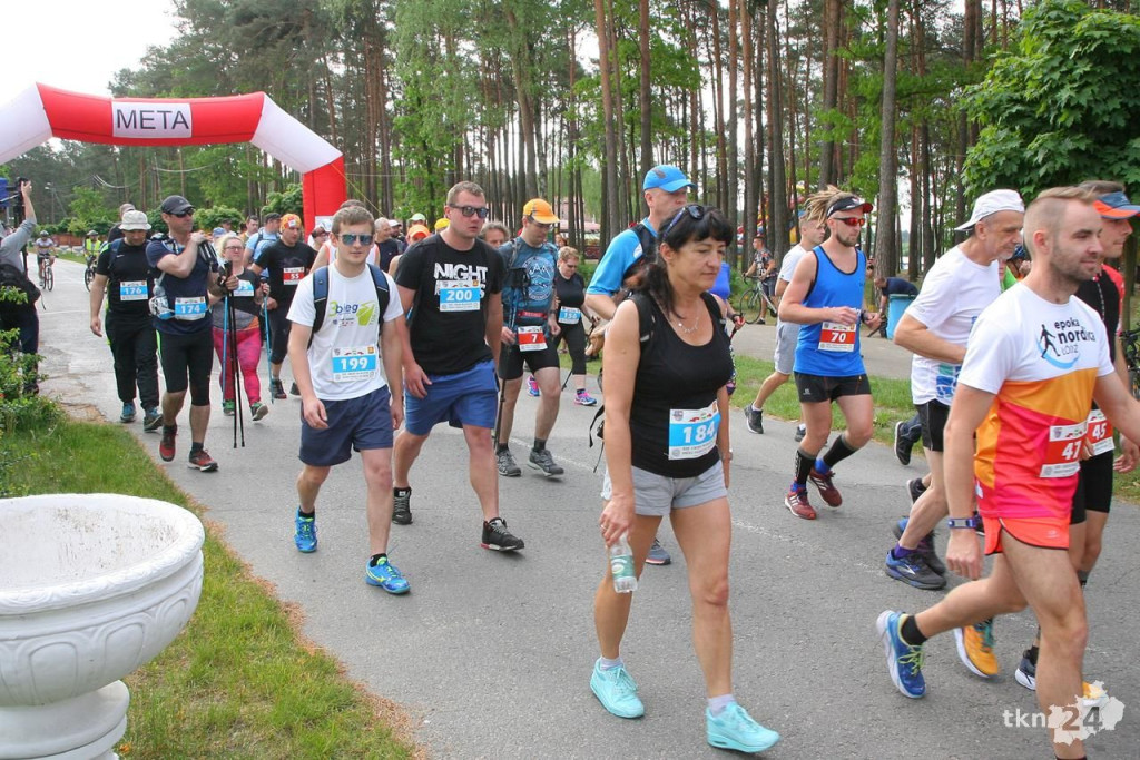 Biegacze i piechurzy walczą na trasie XIII Cross Maratonu [galeria zdjęć]