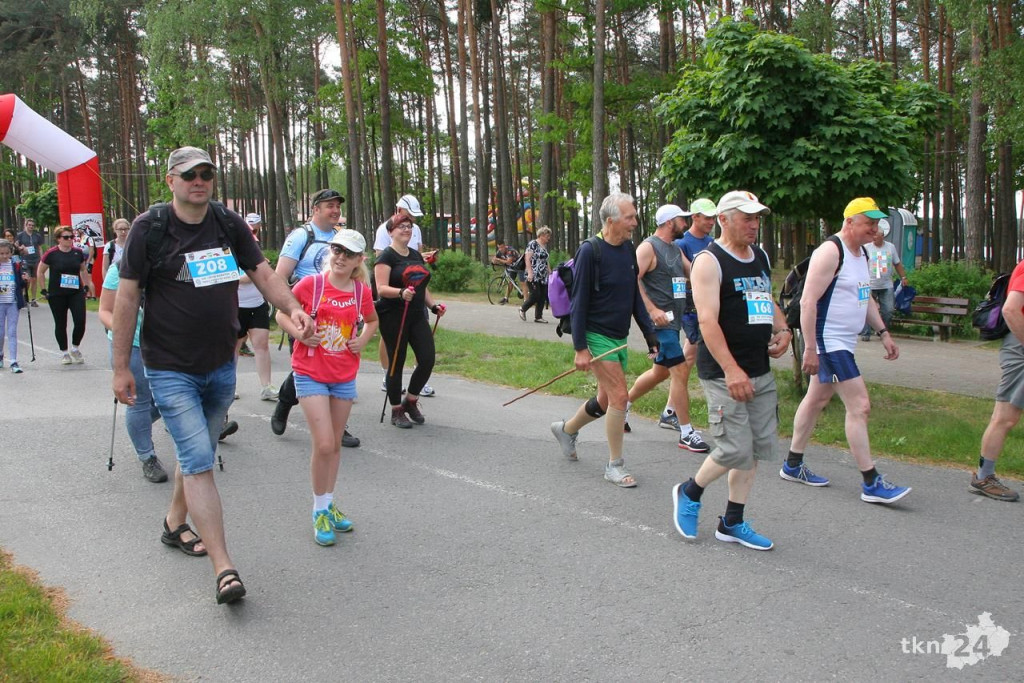 Biegacze i piechurzy walczą na trasie XIII Cross Maratonu [galeria zdjęć]