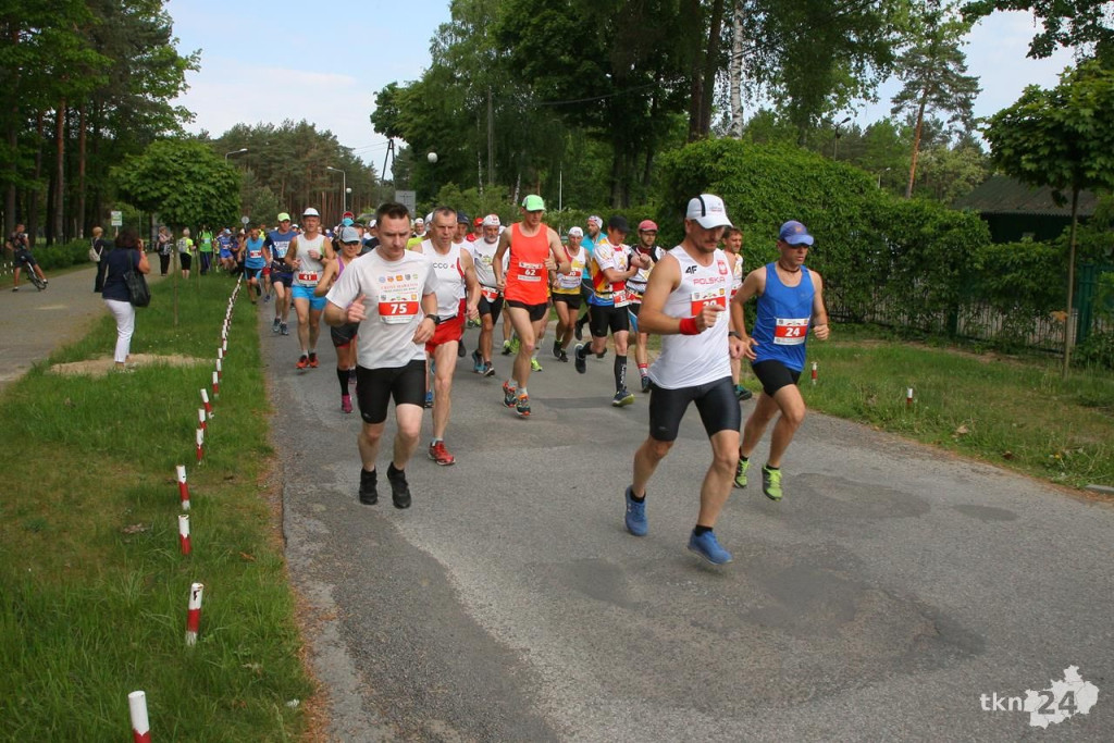 Biegacze i piechurzy walczą na trasie XIII Cross Maratonu [galeria zdjęć]