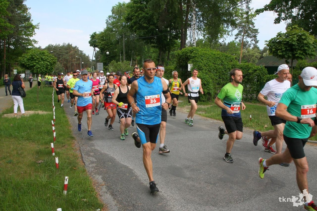 Biegacze i piechurzy walczą na trasie XIII Cross Maratonu [galeria zdjęć]