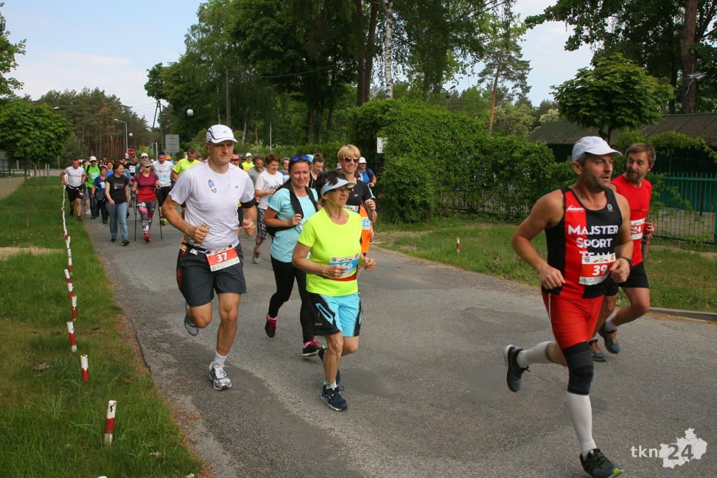 Biegacze i piechurzy walczą na trasie XIII Cross Maratonu [galeria zdjęć]